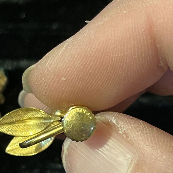 VTG Egyptian Revival 1/20 12k Gold Filled Green Scarab Screw Back Earrings - Picture 6 of 6